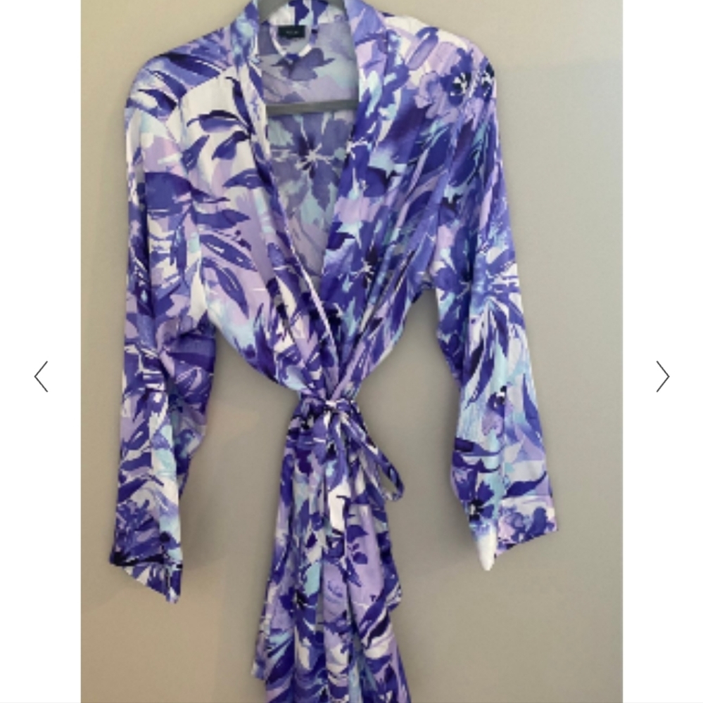 Apt 9 short robe size M
